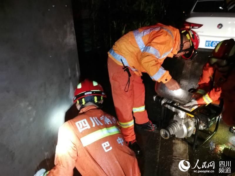 排涝|四川巴中：暴雨导致多地受灾 消防部门紧急排涝转移疏散人员排除险情