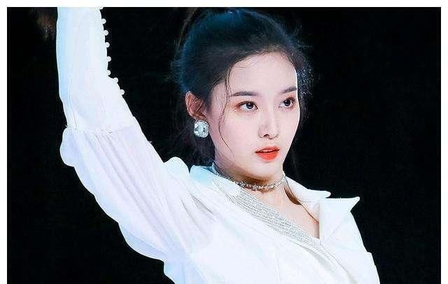  决赛|在2020年的创造夏令营决赛中，硬糖女孩303组成一个小组