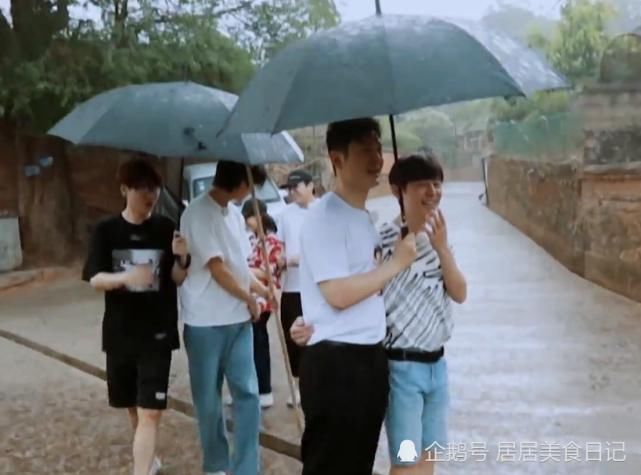  向往|《向往4》蘑菇屋下冰雹，桌上手机全被淋湿，导演却无动于衷！
