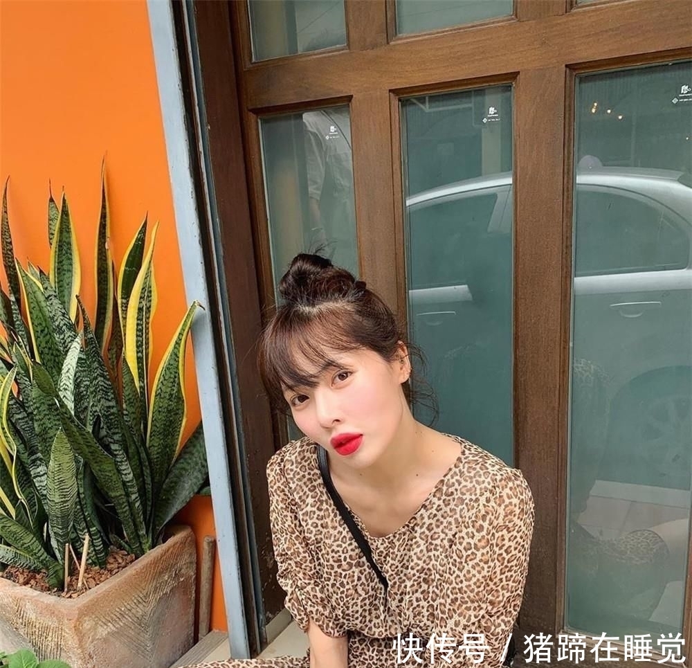  美极了|别再穿百褶裙了！最近大火的“渣女裙”才最时髦，泫雅穿上美极了