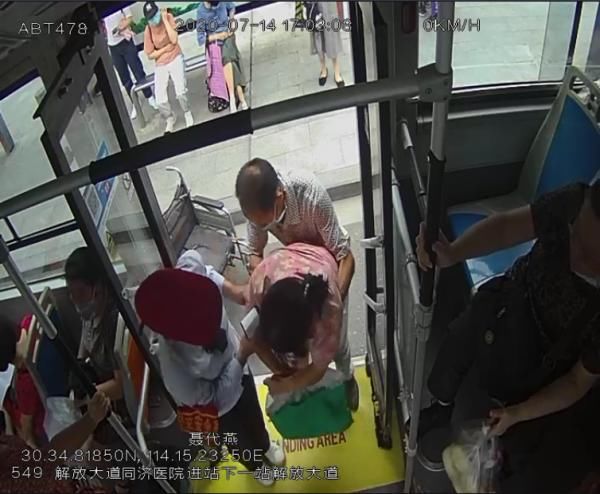 武汉公交549路|为乘客扶上扶下，这位公交小姐姐要赞