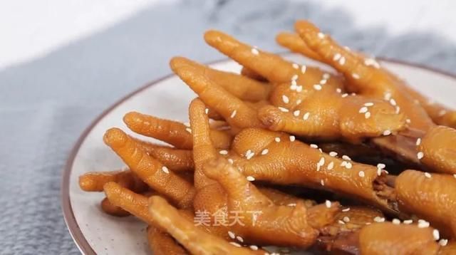  切成|这样做鸡爪真的太好吃了，越吃越上头！你们一定要试试看！