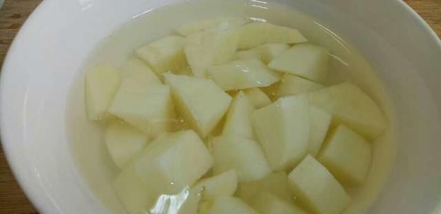  下饭|一个土豆，一个洋葱，吃出妈妈的味道，又香又下饭，真解馋