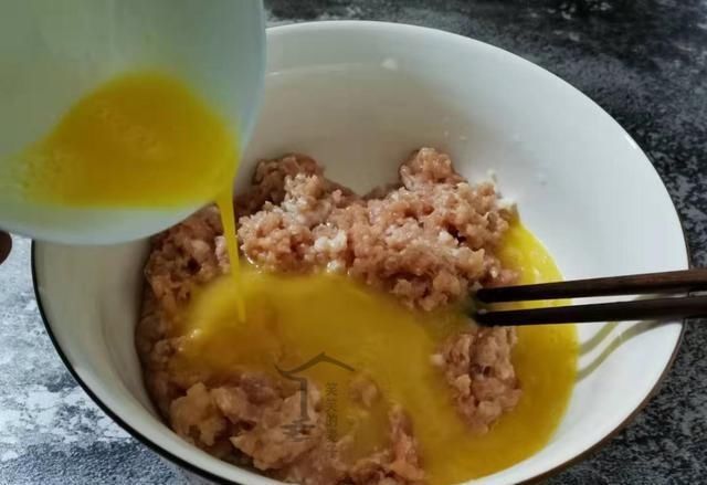 鲜嫩|中秋团圆吃饺子，调饺子馅时加2样东西，鲜嫩多汁，太香了