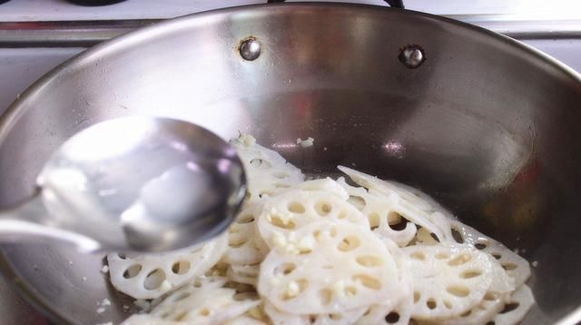  莲藕|炒莲藕，不能将莲藕直接下锅！多做一步，莲藕白嫩还不变色，好吃