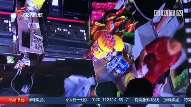 罚款|老人偷排骨被挂牌示众“小偷，第三次偷” 店家回应：家属不肯接受罚款