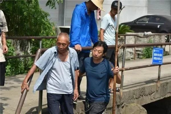 救人|浙江90岁大爷跳河救人，拒绝红包只收了1个鸡蛋