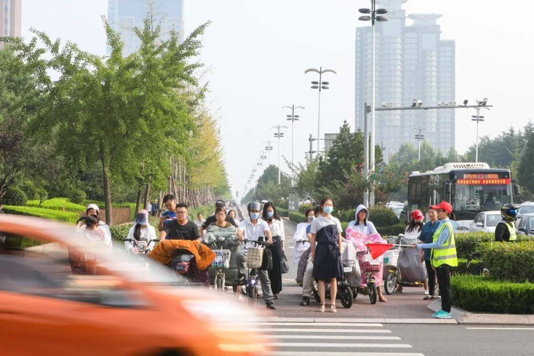 体育局|市体育局开展“礼让斑马线 我为你点赞”文明劝导体验活动