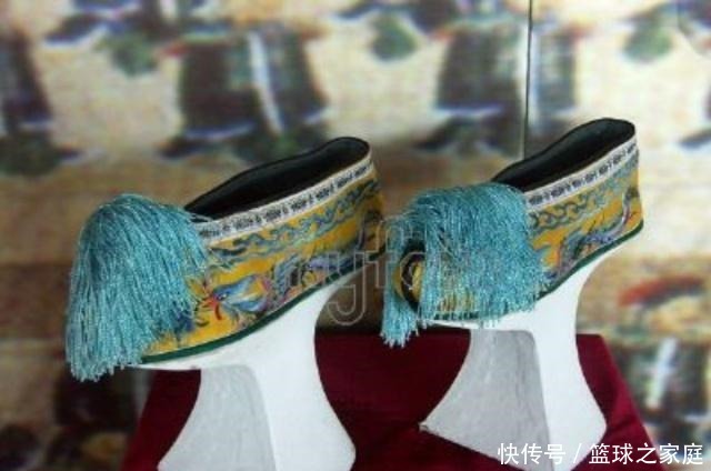 高跟鞋|清朝皇后妃子走路时,为何要宫女扶着胳膊走她自己不会走路吗