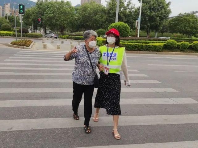 交通劝导|创城进行时 | 新罗曹溪:文明出行 你我参与 细节之处助力创城