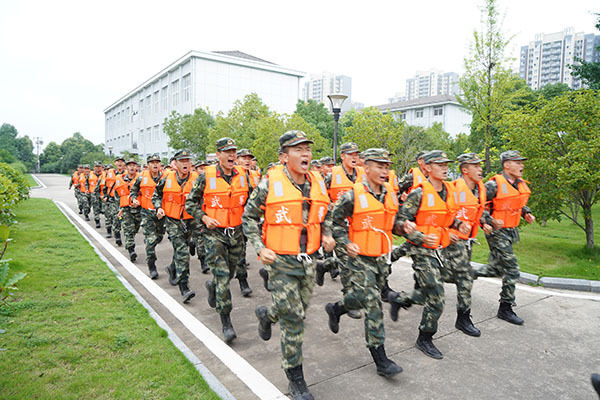 险情|防汛一线见闻：人民子弟兵的抗洪“十二时辰”