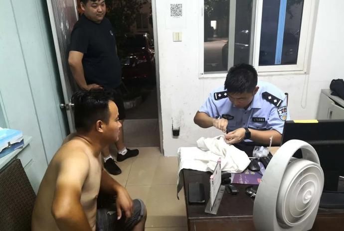  情况|画面有点暖：副所长拿着针线，旁边还坐着个赤膊男，这是啥情况？