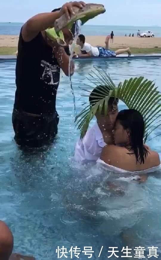 忍不住|为省钱请朋友帮拍婚纱照,看到道具时忍不住想笑,成片惊艳了