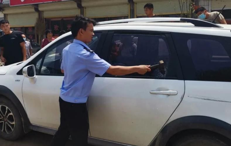 车里|孩子被困车内母亲坚持找备用钥匙,民警直接砸窗,网友:妈咋想的