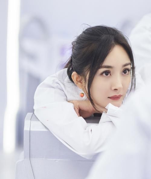  抹脏|黄明昊的脸被NPC抹脏，杨幂默默做的动作太暖心