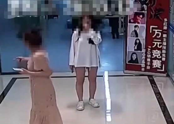  吴某|已婚男偷窥女主播上厕所，被抓后扇自己耳光，男子：就是看下过程