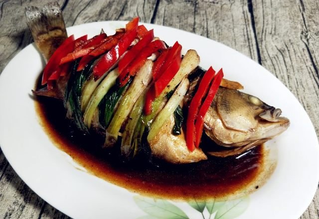  羊肉|鲈鱼不清蒸，还能这样吃，色香味俱全，好吃翻倍，招待客人有面子