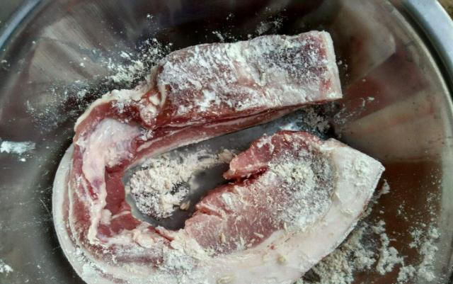  大厨|不论什么肉，越焯水越脏？40年大厨：记住这2点！杂质自己跑出来