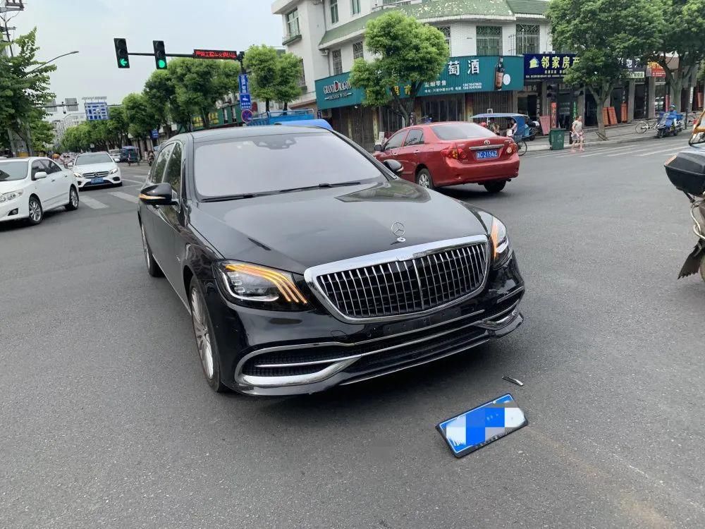 发生|平阳一电动车和奔驰发生碰撞!全责