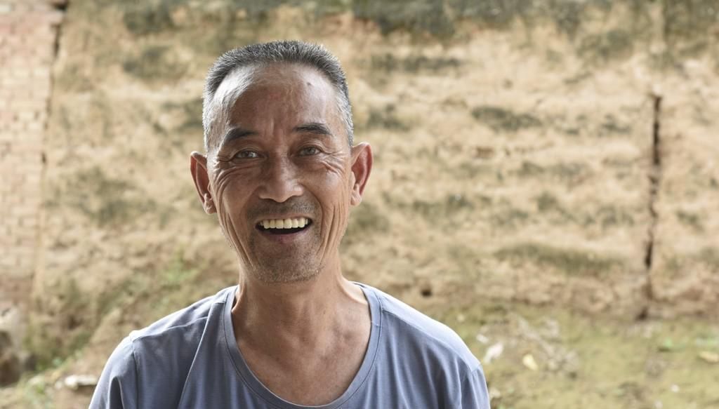 儿子|农村7旬老人养牛还替4个儿子收钱，村里人笑称他是百万富翁