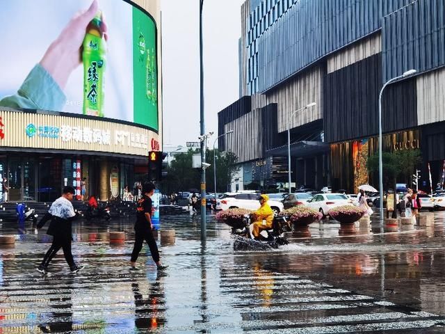  突降|突降一场急雨，你被淋了吗？很多市民路边屋檐下躲雨