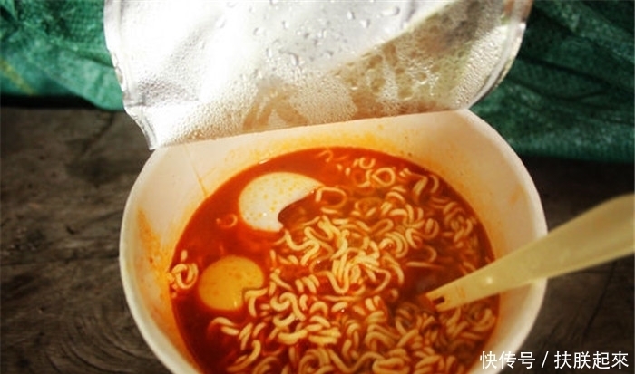 状告|小伙买了一桶泡面，称方便面内有异物，状告后却被要求赔偿4百万