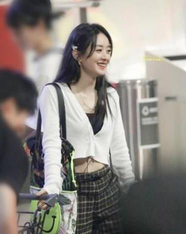  设计|赵丽颖真甜，白色露脐装满满的少女气息， “扮嫩” 起来真顶不住