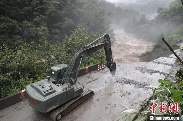 境内|西藏林芝境内段国道百米路基垮塌 武警官兵正全力抢通