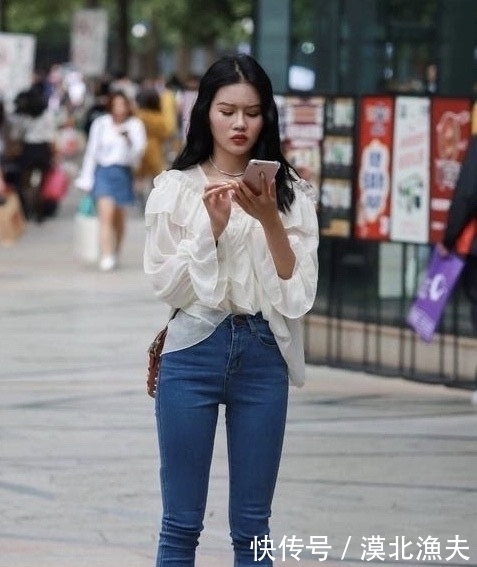 魅力|牛仔裤既舒适又不紧绷,展现时尚美的魅力,展现女人完美身材