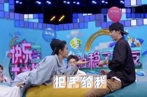  王一博|快本：王一博李冰冰“枕头大战”，有谁注意他俩的牵手方式，好似偶像剧