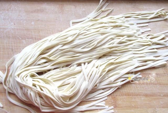 好吃|吃了30年手擀面,这样做筋道好吃不断条,比吃饺子还香,吃不够