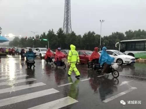  交通|诸城街头惊现“人体红绿灯”