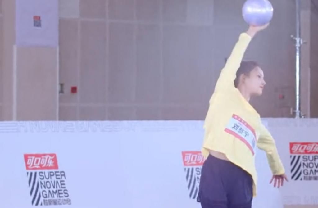  艺术体操|张艺凡的腰伤有多严重？刘些宁上场表演体操时，她的小动作太揪心！