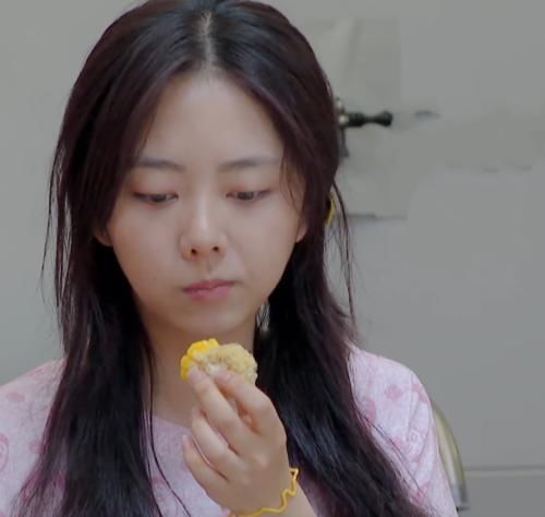  兄妹|谭松韵想吃煎鸡蛋，张新成主动帮忙，却煎的不太好，松韵的安慰暖心了