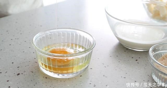 酥饼|外皮酥脆,里边软嫩的烤酥饼,抹上黄油和果酱更好吃