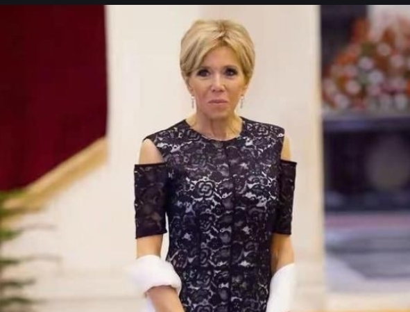  破坏|布丽吉特丸子头现身超减龄，少女感满满嫩回颜值巅峰？手部细节破坏美感