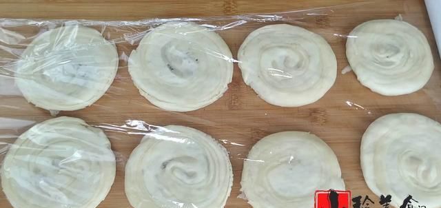  红糖|千层红糖酥饼家常做法，筷子一搅，层层酥脆，咬一口直掉渣，解馋