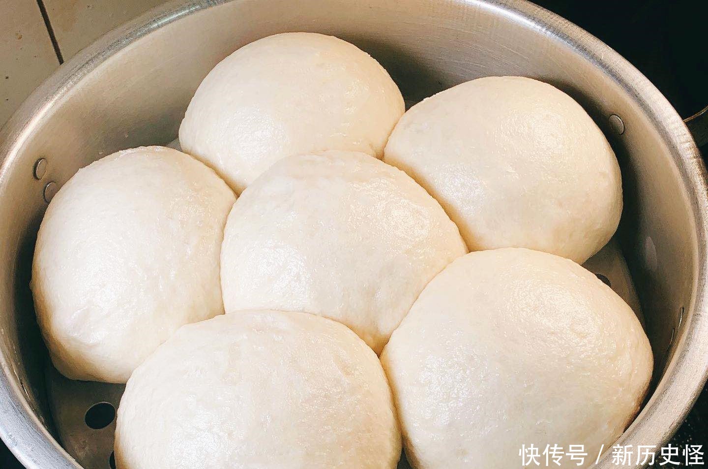 温水|发面容易酸大厨教您发面的5大诀窍，保证面更香，20分钟发满盆