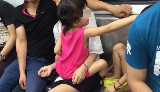  检查|4岁女孩地铁里“放屁”，陌生人提醒：去检查吧，事后宝妈很感激