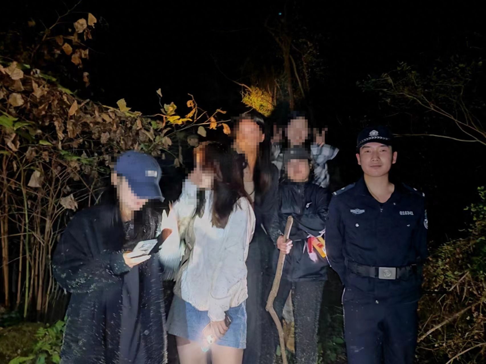 5名花季少女跟着网上攻略游长沙黑麋峰，误入深山被困，他们出手了