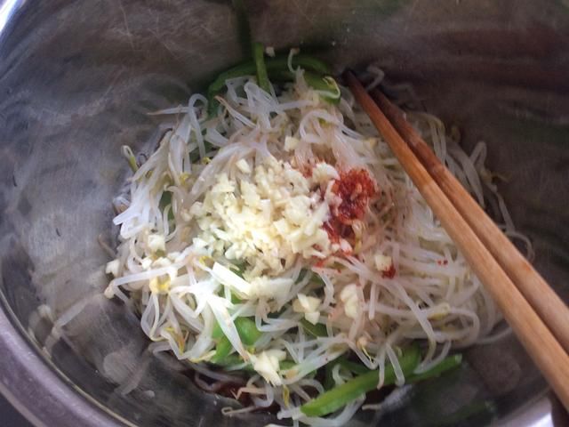  不到|夏天豆芽凉拌着吃，清凉爽口，一盘菜成本不到2块钱，全家人吃