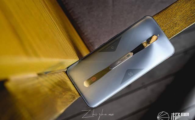 游戏|144Hz “滑”到手软,银翼风暴堪比“空调”,这款手机简直就是为游戏而生。