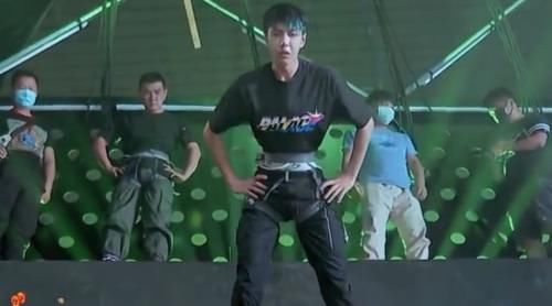  街舞|街舞：王一博被火锅辣到流鼻涕打喷嚏，腰围让人意外，女生都羡慕