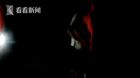  男子|辣眼睛！男子违停高速洗澡：开车太累，清醒一下