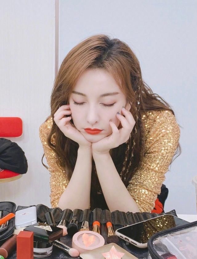  惊艳|《姐姐们》第二轮公演吴昕逆袭成功，下横叉惊艳全场，妆容绝美！