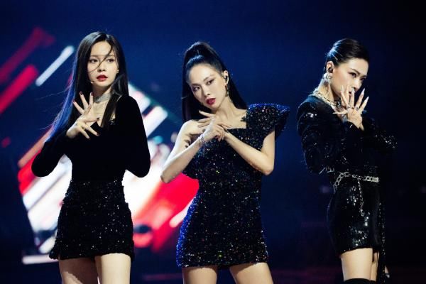  眼神|乘风破浪姐姐黄圣依拉票时，看魏大勋注视眼神，网友直言不礼貌