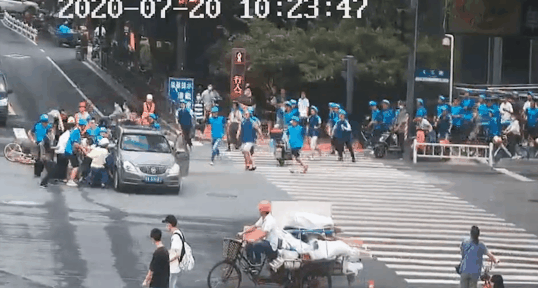  震撼|女子被压车底，这群“蓝精灵”一拥而上，场面超震撼！