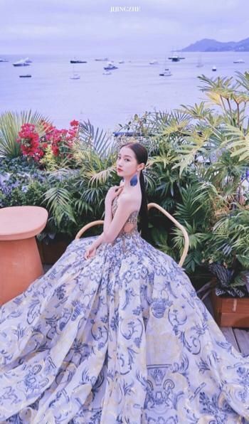  搭配|最近关晓彤风格大变，穿深V礼服霸气亮相，尽显成熟韵味