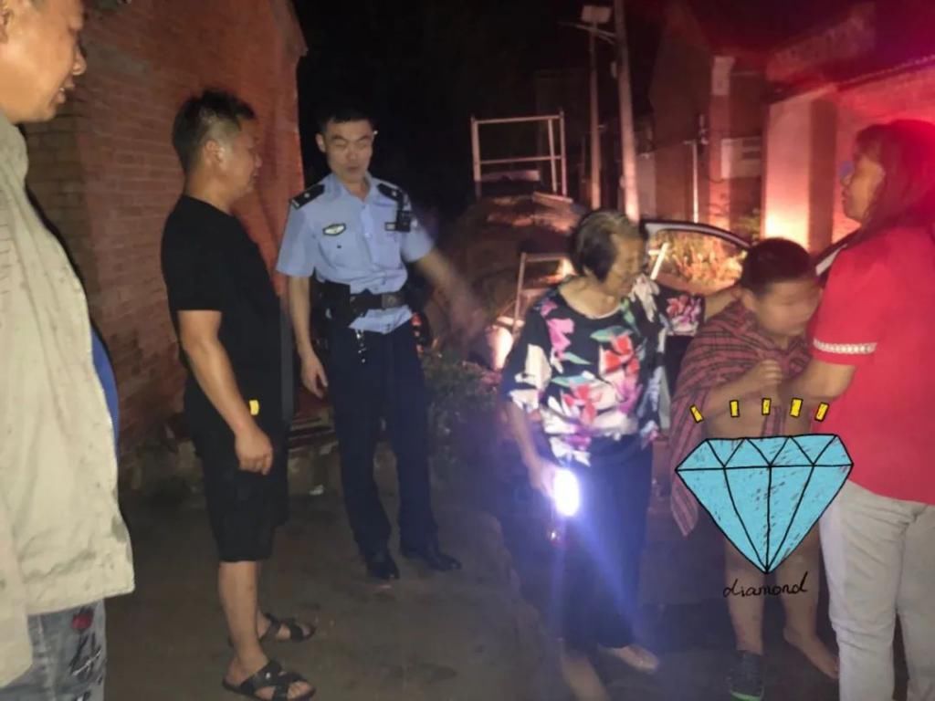  儿童|8岁儿童雨夜走失 民警暖心助其回家