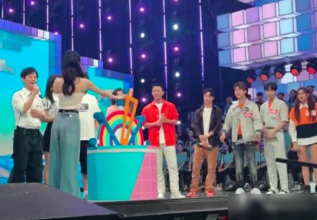  解气|杜华直言赵丽颖再厉害也得背王一博，颖宝脱口而出一句话，超解气